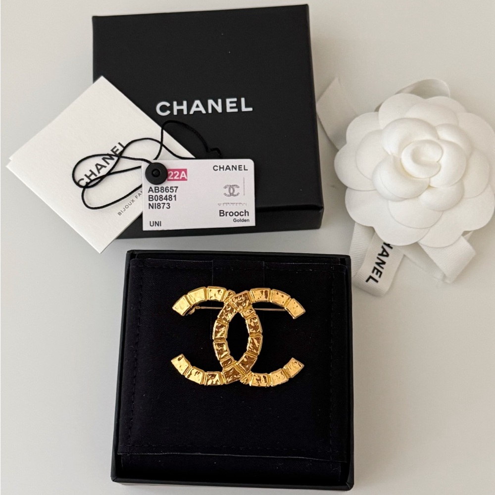 NEW Chanel Brooch 22A, Golden - Picture 9 of 10